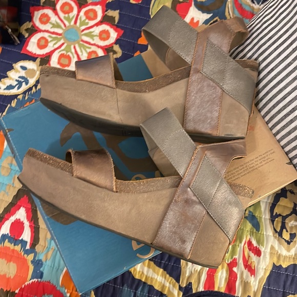 OTBT Bushnell Wedges Sz 10 in Pewter - Picture 5 of 9